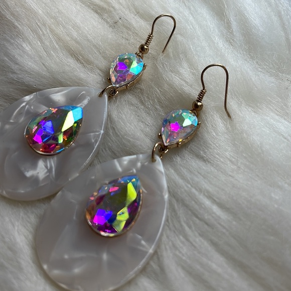 Iridescent pearl teardrop earrings - Picture 3 of 4